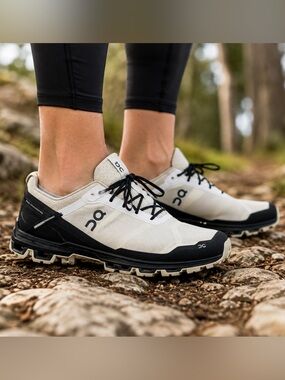 On Cloudventure Peak Women’s 9 White Black Trail Running Shoes